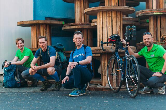 Paul Sommersguter (2.v.l.) ist mit Martin Kosch und Michael Großschädl sowie Begleit-Radfahrer Andi Peichl auf dem Weg nach Dornbirn.