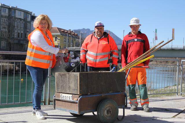 Vizebürgermeisterin Irene Hochstetter-Lackner, hier mit den Wirtschaftshof-Mitarbeitern Karl Grilz und Georg Kohlmayr appelliert, Müll richtig in die Abfallbehälter zu entsorgen, nicht in die freie Natur. | Foto: Astrid Kompan/Stadt Villach