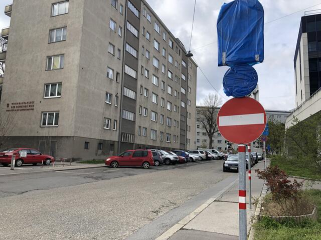 Aufregung um vorübergehende Baustellenregelung: Trotz zusätzlicher Schilder fahren viele in der Gilmagasse gegen die Einbahn. | Foto: Kathrin Klemm