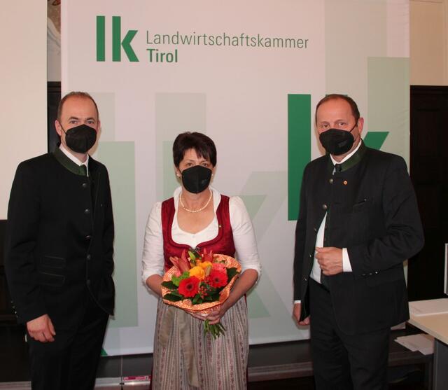 LH-Stv. Josef Geisler gratulierte Vizepräsidentin Helga Brunschmid und Präsident Josef Hechenberger (v.r.) | Foto: LK Tirol/Suitner