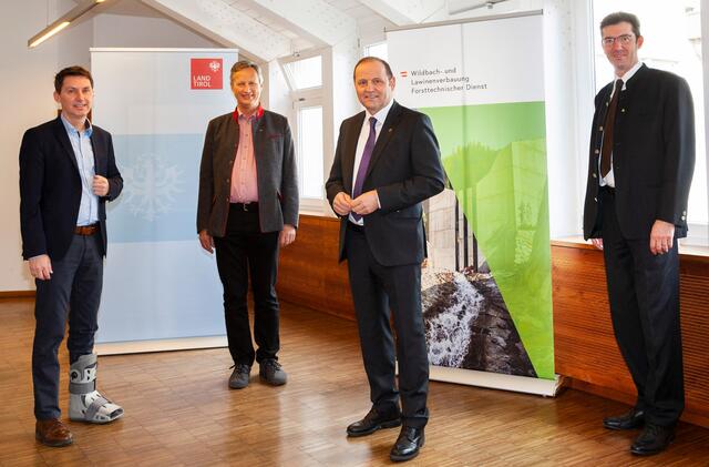 DI Markus Federspiel (Vorstand Abteilung Wasserwirtschaft), Landesforstdirektor DI Josef Fuchs, LHStv. Josef Geisler und DI Gebhard Walter (Leiter Sektion Tirol WLV) (v.l.). | Foto: WLV/Die Fotografen