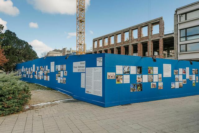 So sieht die Ausstellung "Almost. Wiener Weltreisen 1873/2020" am Bauzaun des Wien Museum am Karlsplatz aus. | Foto: Klaus Pichler
