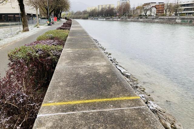 Innpromenade: Die gelben Markierungen sollen dabei helfen, Abstandsregeln einzuhalten. | Foto: IKM