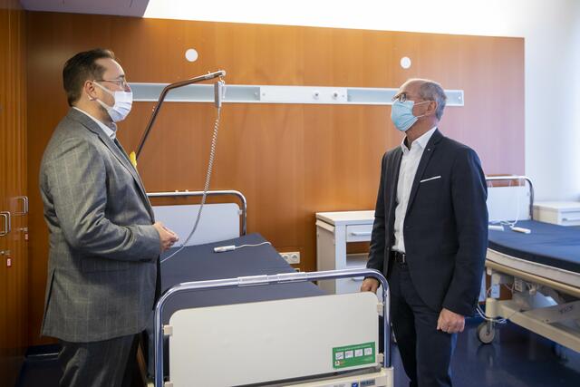 Privatklinik Wehrle-Geschäftsführer Werner Fischl führte Landeshauptmann-Stellvertreter Christian Stöckl durch die Privatklinik, bevor sie einen leerstehenden Trakt als Quarantänestation zur Verfügung stellte. | Foto: Land Salzburg/Neumayr–Leopold