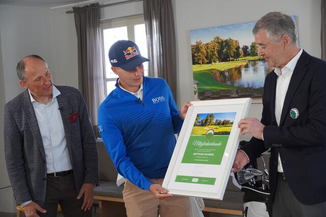 Andreas Pallauf, Präsident des Golf & Country Club Salzburg Klessheim (re.), übergibt eine Clubmitgliedschaft an Markenbotschafter Matthias Schwab (Mitte). Leo Bauernberger, GF SalzburgerLand (li.)