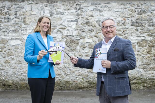 Das Land Salzburg bietet einige Möglichkeiten zur Hilfe bei Problemen mit den Mietkosten. Im Bild: Landesrätin Andrea Klambauer und Landeshauptmann-Stellvertreter Heinrich Schellhorn. | Foto: Land Salzburg/Neumayr–Leopold