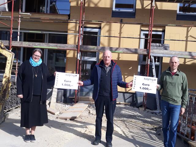 Schwester Ida Vorel (Projektleiterin Quartier 16), Karl Schaumberger (Vorsitzender der KF Vöcklabruck) und
Stefan Hindinger (Mosaik) bei der Spendenübergabe (v.l.).
 | Foto: Kolping Vöcklabruck