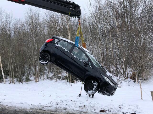 Durch den Zusammenstoß wurde das Auto in den Straßengraben geschleudert und musste geborgen werden. | Foto: Rotes Kreuz Salzburg