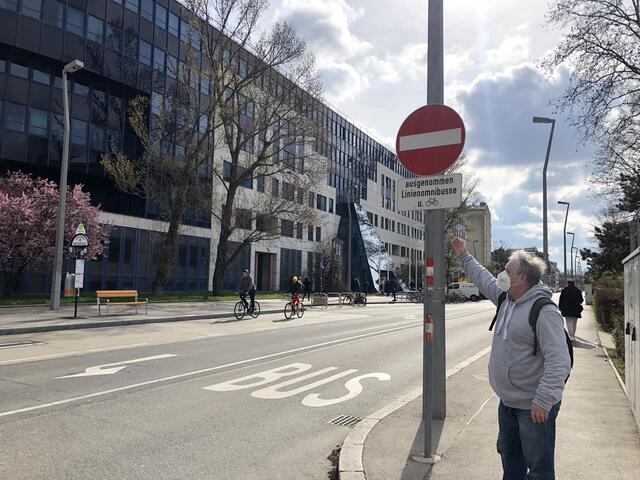 Um das Problem zu entschärfen, hätte der Anrainer eine Idee:  Autos könnten vom Handelskai kommend, ein Stück über die Wehlistraße fahren und dann in die Gilmagasse abbiegen. Erforderlich wäre es hierfür, die Zufahrt in die Wehlistraße auch für Pkws und nicht nur für Linienbusse zu erlauben. | Foto: Kathrin Klemm