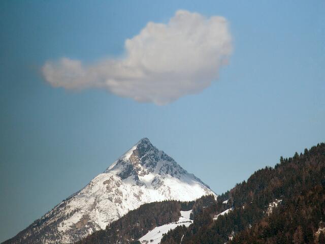 Aufnahme am 23.3.2021
Fast genau bildet diese Wolke die Umrisse von Österreich. Den zeitgerechten Upload hatte ich leider vergessen. Solche Momente gibt es nicht nur selten, sondern sie dauern meist auch nur kurz an. Da muss man rasch handeln und sofort auf den Auslöser drucken, egal welches Gerät dafür gerade zur Verfügung steht. Der Seltenheitswert rechtfertigt deshalb auch die etwas schwächelnde Fotoqualität.
