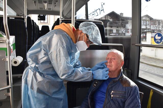 Im Testbus: Laborassistent Ali Delavar bei der Arbeit in der Nase von Karl Wiederhofer | Foto: Kainz