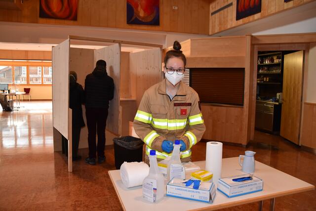 Hilft fleißig mit: Victoria Mayerhofer von der FF Fulpmes | Foto: Kainz