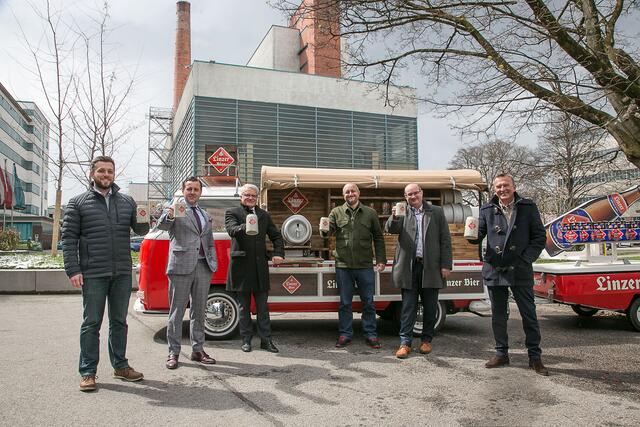 V. l.: Michael Pötscher, Chris Müller, Klaus Luger, Martin Simion, Markus Eidenberger und Andreas Stieber stoßen auf den Baustart der Linzer Brauerei an. | Foto: Cityfoto/Roland Pelzl