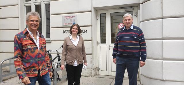 Thomas Brezina, Museumsleiterin Petra Leban und ihr Mann Johannes Hradecky (v.l.) vor dem Bezirksmuseum. | Foto: Manfred Hoschek, ORF