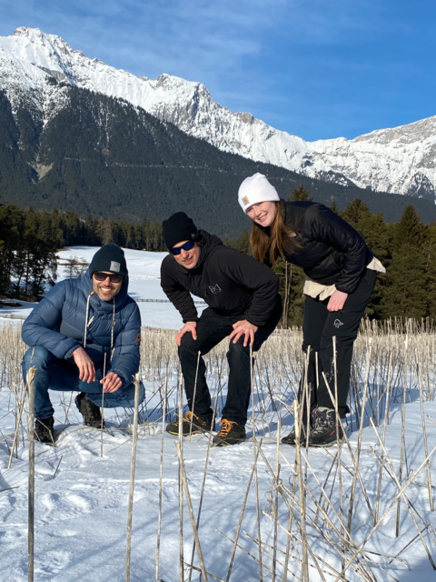 Derzeit herrscht auch bei den Hanfbauern Johann Fritz, dessen Freundin Eilidh Charles und Michael Walch (Mitte) Winterpause.