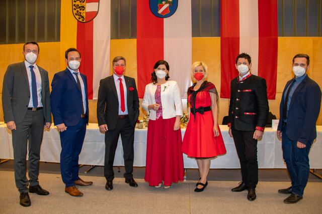 Der neue St. Andräer Stadtrat: Christian Taudes, Maximilian Peter, Andreas Fleck, Bürgermeisterin Maria Knauder, Ina Hobel, Peter Litwin und Jürgen Ozwirk (von links)  | Foto: Stadtgemeinde St. Andrä/Dominik Brei