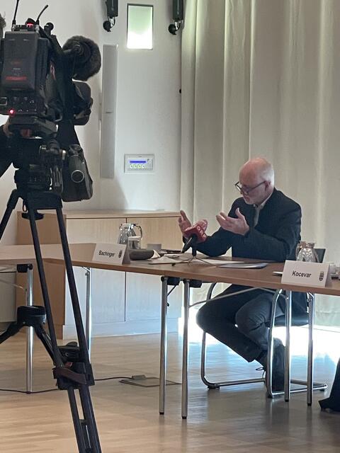 Patientenanwalt Dr. Gerald Bachinger führt aus, dass die Bekämpfung des Virus langfristig gedacht werden muss. Da uns die Krankheit noch länger begleiten wird, sind die Impfungen von großer Bedeutung.  | Foto: BB NÖ 