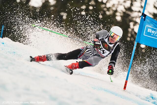 Heinz Auernig (SC Mallnitz) auf der Reiteralm am Weg durch die Riesentorlauf-Tore. | Foto: Foto: 2021 FotoLois.com, Alois Spandl