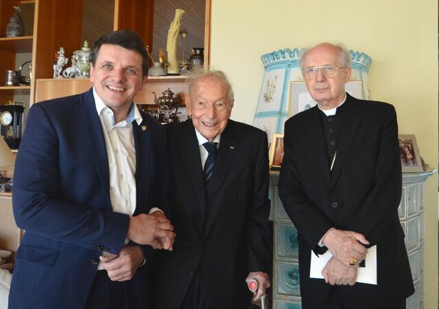 Senator KR Herbert Depisch mit dem Fürstenfelder Bürgermeister Franz Jost und Bischof emeritus Egon Kapellari zu Jahresbeginn 2020. | Foto: Stadtgemeinde Fürstenfeld
