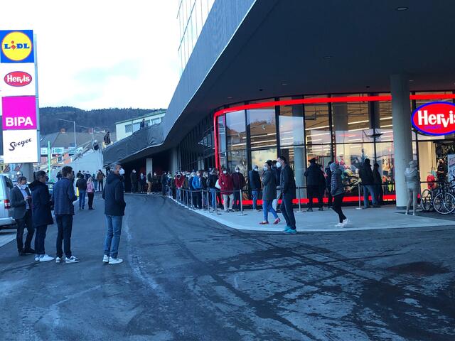 Viele Angebote lockten die ersten Kunden schon um 7 Uhr vor die Geschäfte.