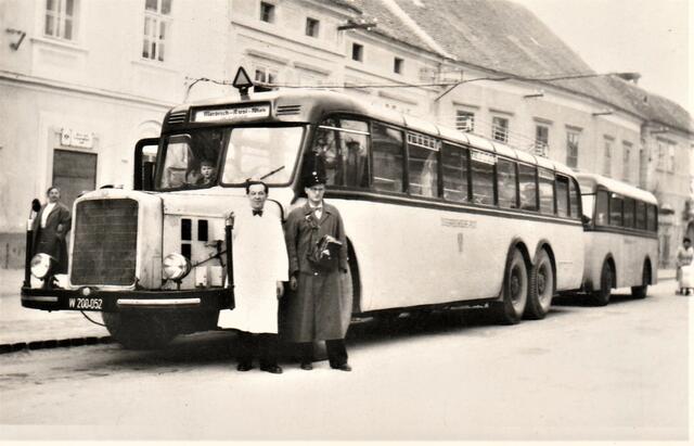 Schaffner Heinrich Walzel bei „seinem Bus". Damit so viele Menschen wie möglich mit dem Bus mitgenommen werden konnten, war an den Bus ein Anhänger gekoppelt. Im Hänger war ein Schaffner damit beschäftigt, entweder eine Buskarte zu verkaufen oder eine Wochenkarte zu zwicken.
