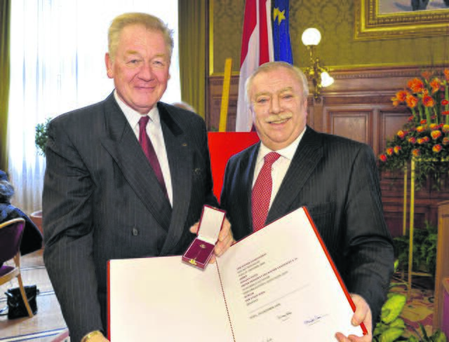 Das Simmeringer Johann Hatzl, als er vom ehemaligen Bürgermeister Michael Häupl den "Ehrenbürger" erhielt. | Foto: Pinka