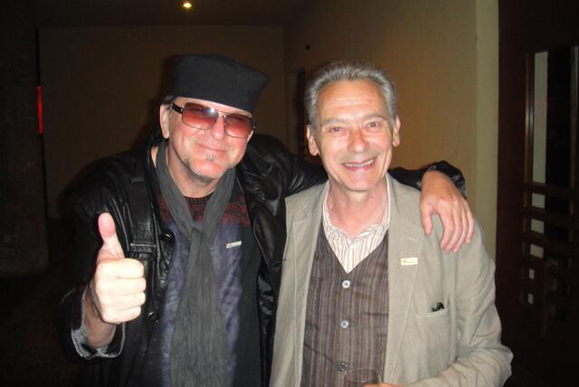 Visionär &amp; Organisator Frizzey Greif (li.) freut sich ganz besonders über die Unterstützung durch Felix Mitterer und weitere empathische KünstlerInnen. | Foto: Frizzey Light