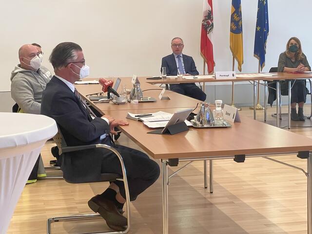 Phiilipp Deimel, Leiter der Gruppe Gesundheit und Soziales, erklärt die Vergabe der Impfzentren. | Foto: BB NÖ 
