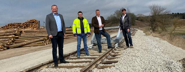 Von links: Bürgermeister Günter Lorenz, Geschäftsführer Herbert Handlos ,Verkaufsleiter Peter Handlos und Alexander Öppinger (ÖBB).
