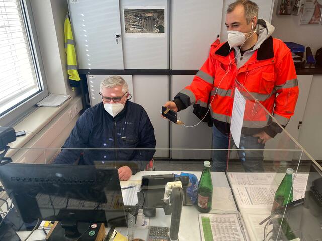 Online-Audit: Die Begehung der Anlagen in St. Veit wurden per Live-Übertragung mit Smartphones durchgeführt.  | Foto: Fundermax