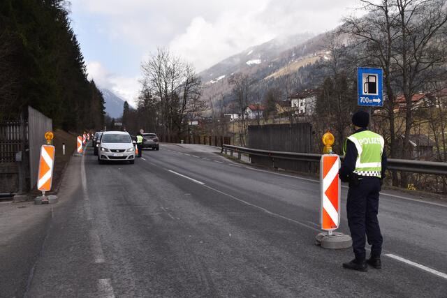 An der Stubaitalbundesstraße wird jedes Fahrzeug kontrolliert | Foto: Kainz