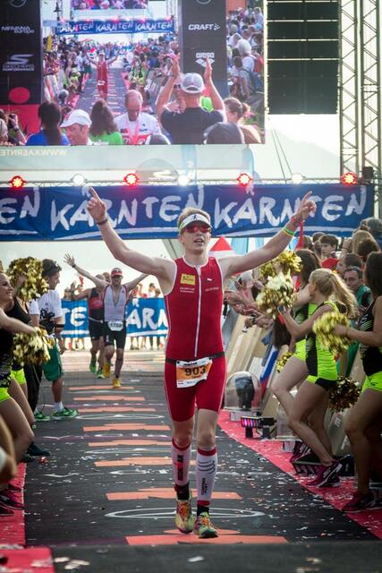 Lukas Reiger beim Zieleinlauf beim Ironman Austria in Klagenfurt im Jahr 2016.