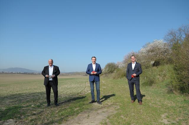 Auf dem Foto sieht man Ernst Nevrivy, Alexander Vojta und Georg Papai (v.l.) zwar die Sorgen nicht an, doch die drei schlagen Alarm: Sie sehen den Regionalpark DreiAnger bedroht. | Foto: BV21