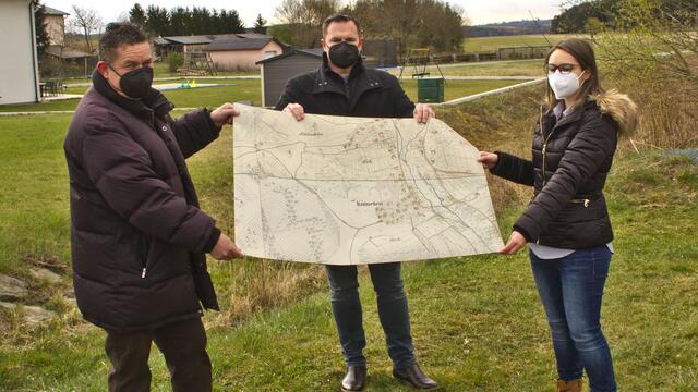 Andreas Lehner (Künstler und Gestalter) Bgm. Wolfgang Koller und Angelika Miertl (Wissenschaftliche Mitarbeiterin der Roma VHS) | Foto: Peter Seper