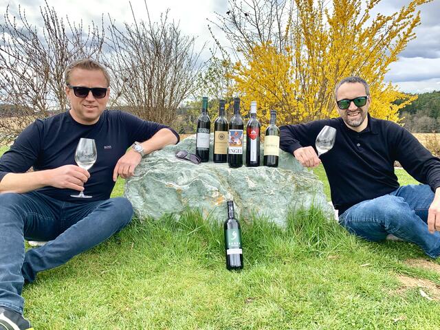 Geschäftsführer Stefan Jagerhofer und Weinakademiker Clemens Brugner von Eurogast Interex empfehlen zum Frühlingsstart einen edlen Muskateller.