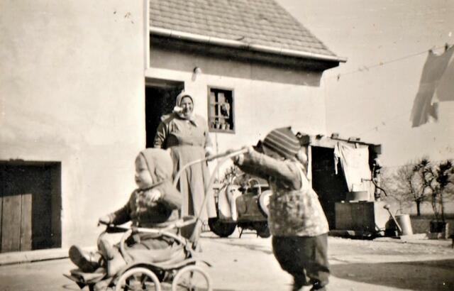 Spielen mit dem Nachbarskind (das Bild ist ca. 57 Jahre alt)