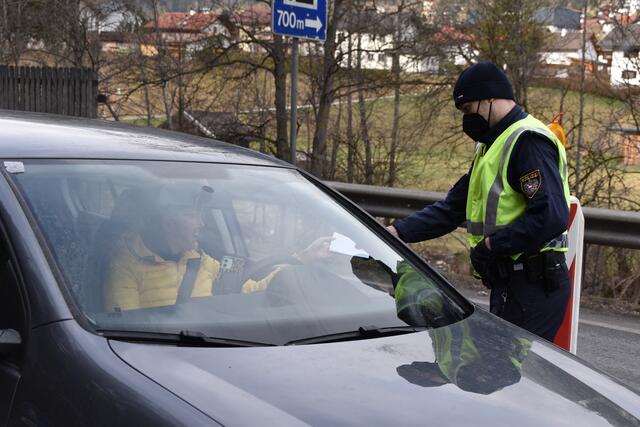Zur Verstärkung sind Beamte der PI Steinach-Wipptal vor Ort | Foto: Kainz