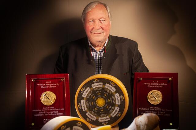 Käsesommelier Franz Möstl mit dem „Teichalmer-Stollenkäse“, der zwei Mal als bester Hartkäse der Welt ausgezeichnet wurde. | Foto: ORF/Günter Schilhan