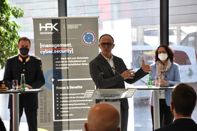 Bei der Vorstellung des Schulversuchs an der HAK Tamsweg, v. li.: Landespolizeidirektor Rausch, HAK-Direktor Giegerl, Bildungslandesrätin Gutschi.