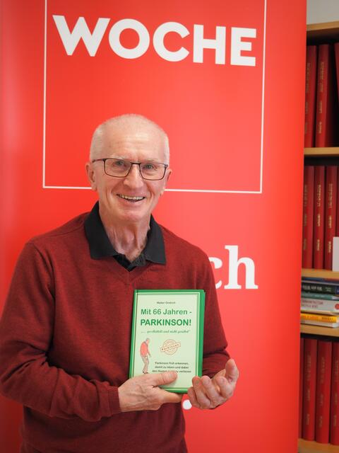 Der Leobener Walter Ondrich mit seinem neuen Buch über Parkinson.