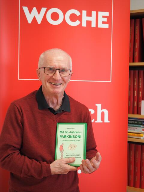 Der Leobener Walter Ondrich mit seinem neuen Buch über Parkinson. | Foto: Gaube