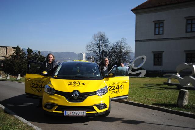 Betriebsleiter Robert Neuhold mit Taxilenker Robert Petschenik. | Foto: Linzer Taxi 2244