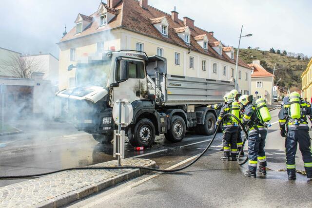 LKW Brand am Franz- Zellerplatz in Stein.