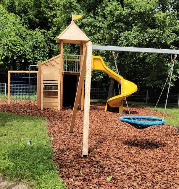 Besonders auffällig: Die farbenprächtige Rutsche am Spielplatz Polleritzergasse