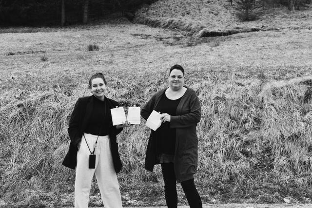 Bei der Spendenübergabe: Julia Knapp und Katja Egger vom Verein "Kinderwünsche Pinzgau"