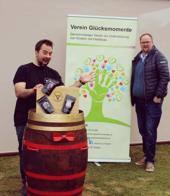 Die "Kitchen Bastards", hier im Bild Matthias Oberrainer, kooperieren mit dem Verein Glücksmomente von Rene Kogelbauer (rechts) | Foto: Kitchen Bastards