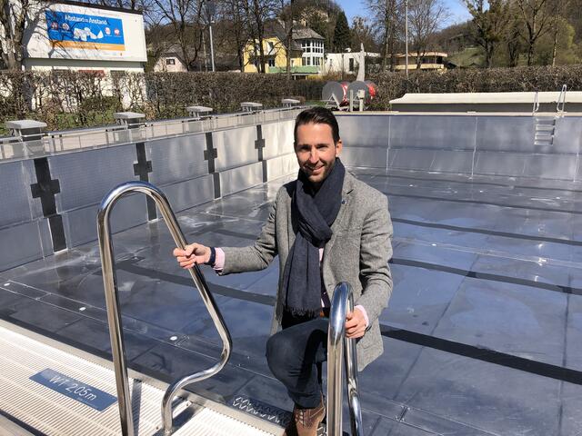 Roland Oberhauser, Leiter der städtischen Betriebe, freut sich auf den Badesommer – am Freitag wurde mit der Befüllung des Sportbeckens im "Lepi" begonnen.