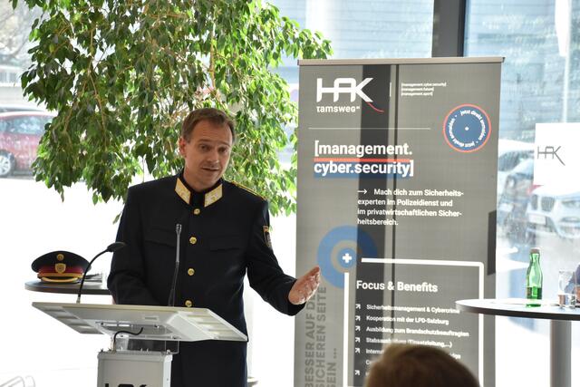 Salzburgs Landespolizeidirektor Bernhard Rausch: "Auch staatliche Institutionen – wie zum Beispiel wir als Polizei – haben hohes Interesse und einen steigenden Bedarf an Absolventinnen und Absolventen einer solchen Ausbildung, die zukünftig eine noch höhere Relevanz haben wird.“