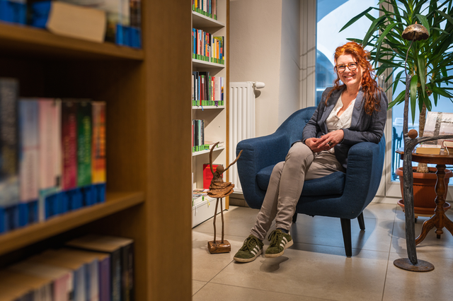 Ausstellung in der Stadtbücherei St. Veit: Die Künstlerin Verena Hunger aus Obermühlbach fertigt einzigartige Figuren aus Holz. | Foto: Stadt St. Veit