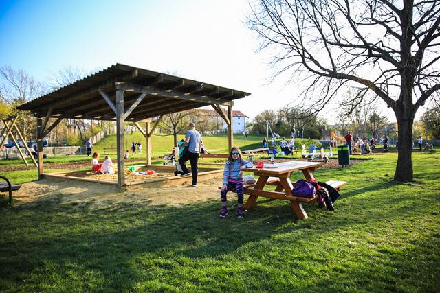 Am Spielplatz Trepetschniggasse bietet die überdachte Sandkiste auch bei schlechterem Wetter Spass.